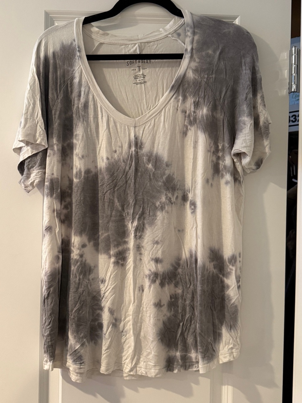 American Eagle Outfitters Gray and White Tie-Dye V-Neck Tee